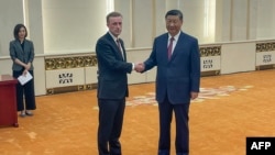 Američki savetnik za nacionalnu bezbednost Džejk Salivan rukuje se sa kineskim predsednikom Ši Đinpingom tokom njihovog sastanka u Velikoj hali naroda u Pekingu 29. avgusta 2024.