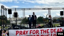 Dr. Omar Suleiman, mengajak kau Muslimin dan siapa saja untuk mendoakan mereka yang sedang berjuang di Palestina, Jumat (20/10). (Foto: VOA/Eva M.)