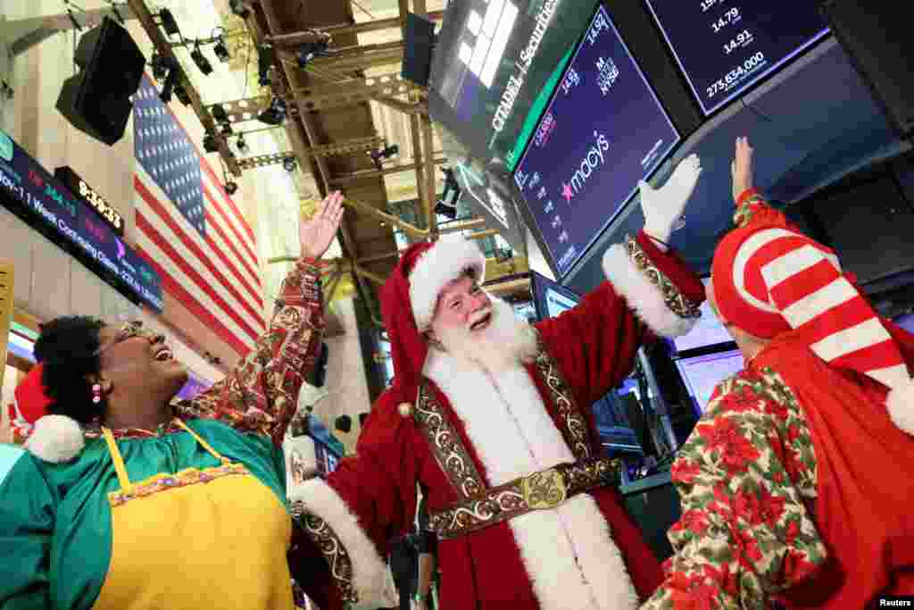 Sinterklas tampil di lantai bursa NYSE (Bursa Saham New York), New York, menjelang parade ke-97 Hari Bersyukur (Thanksgiving) yang disponsori oleh &nbsp;Macy&#39;s.