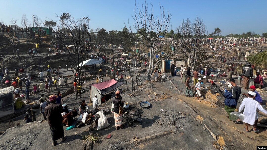 Những người tị nạn Rohingya đang xây dựng lại nơi trú ẩn tạm thời của họ sau vụ hỏa hoạn bùng phát tại một trại ở Cox's Bazar, Bangladesh, ngày 7 tháng 1 năm 2024.