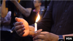 2023年6月2日在華盛頓共產主義受難者基金會主辦的燭光悼念會上，與會者手持蠟燭為1989年天安門鎮壓中的死難者默哀。