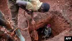 La Tanzanie est le quatrième producteur d'or africain et les accidents n'y sont pas exceptionnels, les mineurs étant souvent dépourvus d'équipements de sécurité adéquats.