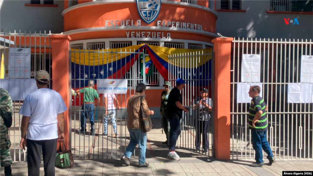 La cédula de identidad vigente o vencida fue el único documento requerido para sufragar en el proceso automatizado, que ha sido cuestionado por Guyana, la Comunidad del Caribe (Caricom) y algunos sectores de la sociedad civil venezolana que lo evalúan como innecesario.