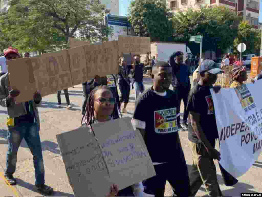 Manifestantes marcham pela capital moçambicana, pela democracia e por melhores condições de vida. 24 junho 2023