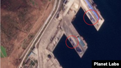 17일 라진항을 촬영한 위성사진. 북한 전용 부두에서 약 90m 길이로 놓인 컨테이너 더미(아래 원 안)가 포착된 가운데 중국 전용 부두에서도 컨테이너 더미(위)가 보인다. 사진=Planet Labs