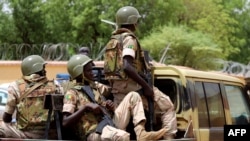 Anggota pasukan bersenjata Mali berpatroli di jalanan Kota Gao, pada 24 Juli 2019. (Foto: AFP/Souleymane Ag Anara)