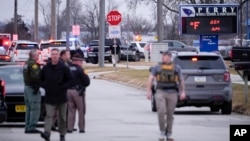 La policía responde a la escuela secundaria Perry en Perry, Iowa, el jueves 4 de enero de 2024. La policía dice que ha habido un tiroteo en la escuela secundaria de la ciudad. (Foto AP/Andrew Harnik)