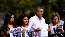 2023年10月15日，黎巴嫩记者手持路透社摄像师伊萨姆·阿卜杜拉（Issam Abdallah）的肖像在联合国总部前举行抗议活动。阿卜杜拉被以色列炮击身亡。（美联社照片）