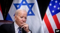 Presiden AS Joe Biden saat pertemuan dengan Perdana Menteri Israel Benjamin Netanyahu untuk membahas perang antara Israel dan Hamas, di Tel Aviv, Israel, Rabu, 18 Oktober 2023. (Miriam Alster via AP)