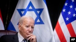 Prezidan Etazini Joe Biden fe yon poz pandan yon rankont ak Premye Minis Izrayelyen Benjamin Netanyahu nan Tel Aviv, 18 Oktob, 2023. 