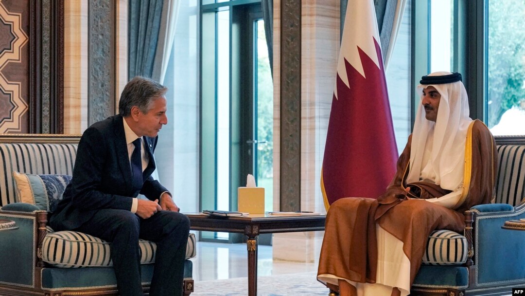 Menlu AS Antony Blinken (kiri) bertemu dengan Emir Qatar Sheikh Tamim bin Hamad al-Thani di Lusail pada 13 Oktober 2023. Menteri Keuangan sayap kanan Israel Bezalel Smotrich menyebut Qatar harus bertanggung jawab atas serangan Hamas pada 7 Oktober. (Foto: AFP)