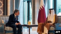 Menlu AS Antony Blinken (kiri) bertemu dengan Emir Qatar Sheikh Tamim bin Hamad al-Thani di Lusail pada 13 Oktober 2023. Menteri Keuangan sayap kanan Israel Bezalel Smotrich menyebut Qatar harus bertanggung jawab atas serangan Hamas pada 7 Oktober. (Foto: AFP)