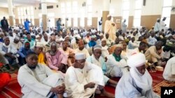 Umat Muslim mendengarkan khotbah oleh seorang Imam sebelum salat Jumat di Masjid Moddibo Adama di Yola, Nigeria, 24 Februari 2023 (foto: ilustrasi).