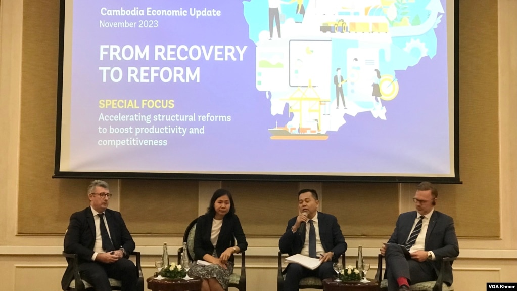 កិច្ចពិភាក្សា​ស្តីពីស្ថានភាពទូទៅ​នៃ​សេដ្ឋកិច្ច​កម្ពុជា​ និងបញ្ហាប្រឈម​ក្នុង​ការ​បង្កើន​ផលិតភាព​ និង​ការ​ប្រកួតប្រជែង រៀបចំ​ដោយ​ធនាគារពិភពលោក​ នៅទីក្រុង​ភ្នំពេញ​ ថ្ងៃទី​២២ ខែវិច្ឆិកា​ ឆ្នាំ​ ២០២៣។​ (ហ៊ុល រស្មី/វីអូអេ)​
