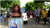 Familiares y amigos sepultan Rechel Rostrán, una joven que fue asesinada y su cuerpo fue encontrado en el patio de una vivienda en Managua en julio de 2017. ARCHIVO: Donaldo Hernández, VOA.