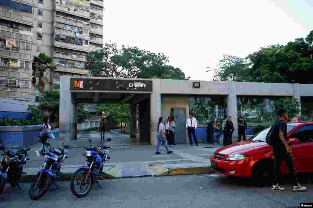 En las calles de algunos sectores de Caracas se podía ver a gente caminando o tomando buses, pues la falla también afecta al sistema de metro.