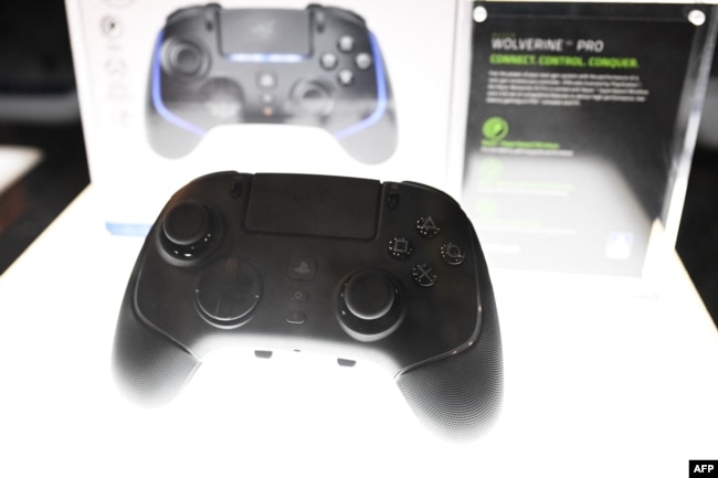 Razer Wolverine V2 Pro yang dilisensikan untuk video game Sony Playstation ditampilkan di stan Razer Inc. selama Consumer Electronics Show (CES) di Las Vegas, Nevada, 6 Januari 2023. (Patrick T. Fallon / AFP)