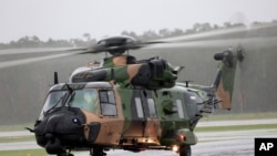 在这张由澳大利亚国防军提供的照片中，2022年2月27日，澳大利亚陆军航空学院的一架澳大利亚陆军MRH-90 Taipan直升机准备从澳大利亚巴利纳的巴利纳机场起飞。
