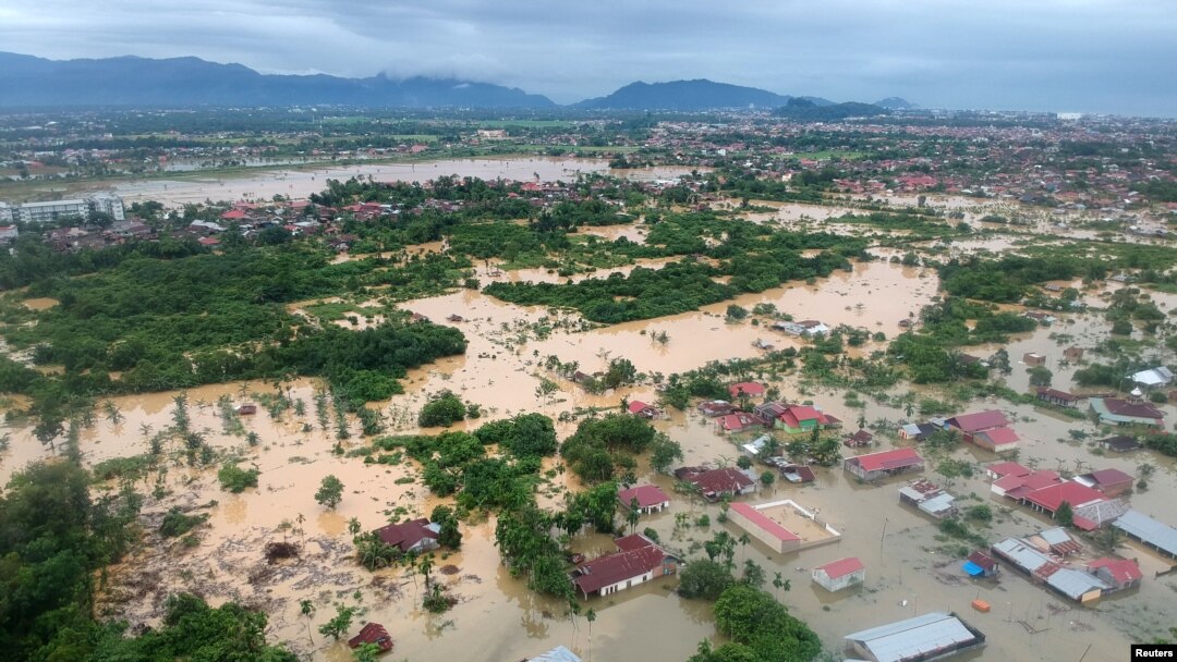 Kawasan pemukiman yang terdampak banjir akibat hujan lebat di Padang, Sumatera Barat, 8 Maret 2024. (Antara Foto/Iggoy el Fitra/ via REUTERS)