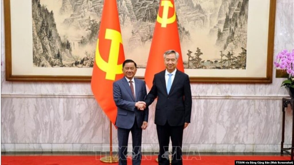 Ông Trần Cẩm Tú, chủ nhiệm Ủy ban Kiểm tra Trung ương Đảng Cộng sản Việt Nam, (trái) và ông Lý Hy, Bí thư Ủy ban Kiểm tra Kỷ luật Trung ương Đảng Cộng sản Trung Quốc, tại cuộc gặp ở Bắc Kinh hôm 6/11.
