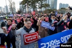 Dokter Korea Selatan melakukan protes terhadap kebijakan medis pemerintah di depan kantor kepresidenan di Seoul, Korea Selatan, 25 Februari 2024. (Foto: Reuters)