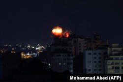 Asap dan api membubung dari sejumlah gedung menyusul serangan udara Israel ke Kota Gaza, Rabu, 5 Juli 2023. (Foto: Mohammed Abed/AFP)