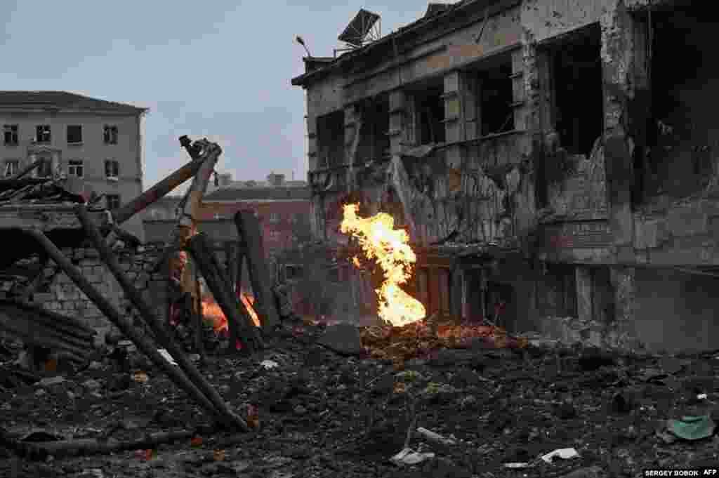 El 2 de enero, Járkov fue atacada con misiles, incluido este edificio en el centro de la ciudad del este de Ucrania. Los ataques asesinaron a dos personas y causaron daños generalizados. &nbsp;Ucrania no ha especificado sobre los tipos de misiles norcoreanos que han sido utilizados por Rusia, pero los analistas han señalado el KN-23, que exteriormente parece casi idéntico al ruso Iskander y/o al KN-24, una aparente copia los ATACMS estadounidenses. &nbsp;