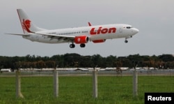 FILE - Pesawat Lion Air Boeing 737-800 bersiap mendarat di bandara Sukarno-Hatta, Jakarta, 30 Januari 2013. (Enny Nugraheni/REUTERS)