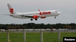 FILE - Pesawat Boeing 737-800 milik maskapai penerbangan Lion Air bersiap mendarat di bandara Sukarno-Hatta, Jakarta, 30 Januari 2013. (REUTERS/Enny Nugraheni)