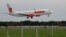 FILE - Pesawat Boeing 737-800 milik maskapai penerbangan Lion Air bersiap mendarat di bandara Sukarno-Hatta, Jakarta, 30 Januari 2013. (REUTERS/Enny Nugraheni)