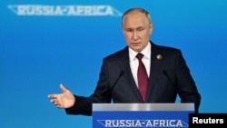 ولادیمیر پوتین، رییس جمهور روسیه، هنگام سخنرانی در نشست روسیه-افریقا که در شهر سنت پیترزبرگ برگزار شده بود.