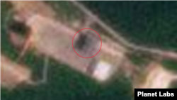 북한 동창리 서해위성발사장의 기존 발사장의 3일 모습. 이동식 조립 건물(원 안)이 중심부로 이동했다. 사진=Planet Labs