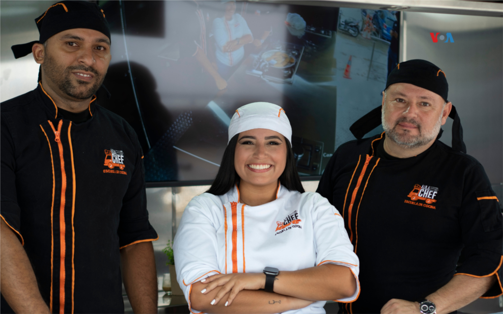 El aula móvil cuenta con cuatro trabajadores y con los equipos necesarios para la enseñanza básica del oficio de cocina, panadería y pastelería.