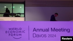 2024年1月15日，瑞士达沃斯世界经济论坛年度会议的第一天，一个人走进会场。