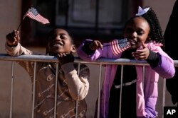 People watch the motorcade as it moves to Maranatha Baptist Church where the funeral service for former first lady Rosalynn Carter will be held, in Plains, Georgia, Nov. 29, 2023.