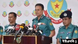 ডিএমপির মিডিয়া সেন্টারে সাংবাদিকদের সাথে কথা বলছেন কমিশনার খ. মহিদ উদ্দিন। ফাইল ছবি।