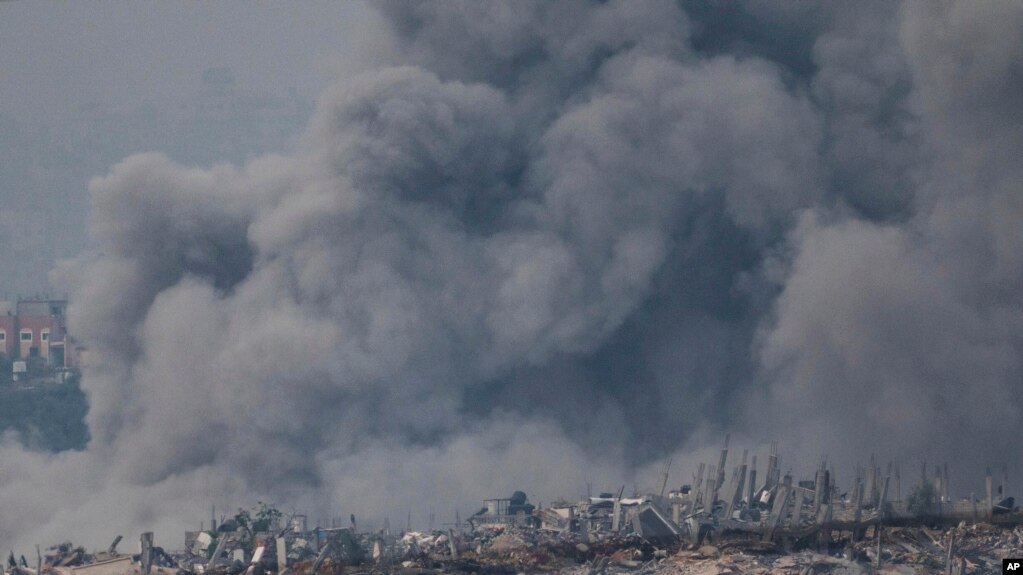 以色列军队持续对加沙南部进行轰炸。以军坦克隆隆开进。（2023年12月7日）(photo:VOA)