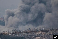 Asap mengepul usai pengeboman Israel di Jalur Gaza, terlihat dari Israel selatan, Kamis, 7 Desember 2023. (Foto: AP)