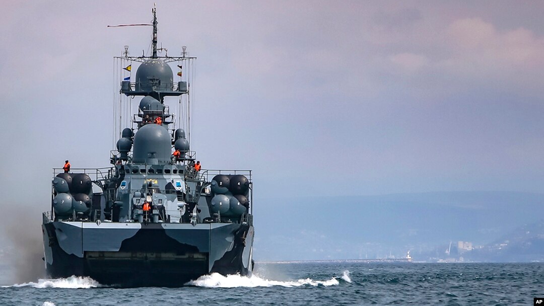 Sebuah kapal angkatan laut Rusia dalam latihan angkatan laut di Laut Hitam, 14 April 2021.(Layanan Pers Kementerian Pertahanan Rusia via AP)