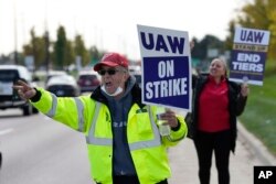 George Raad, anggota United Auto Worker, turut serta dalam pemogokan di Pabrik Perakitan Stellantis Sterling Heights, di Sterling Heights, Michigan, Senin, 23 Oktober 2023. (AP/Paul Sancya)