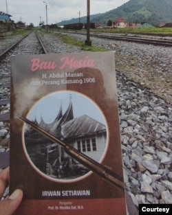 Buku karya Irwan Setiawan yang mendokumentasikan Perang Kamang 1908. (Foto: Courtesy/Irwan S)