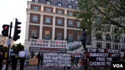2023年6月4日，示威者在中國駐倫敦大使館外舉行六四事件悼念活動。 （美國之音/鄭樂捷）