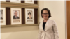 刚辞去台湾驻美代表职务的萧美琴在历任台湾驻美代表照片墙前留影。（照片来自萧美琴2023年11月27日在社交媒体X上的贴图）