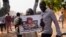 Des Nigériens participent à une marche appelée par des partisans du chef du coup d'État, le général Abdourahmane Tchiani, photographié, à Niamey, au Niger, le 30 juillet 2023.