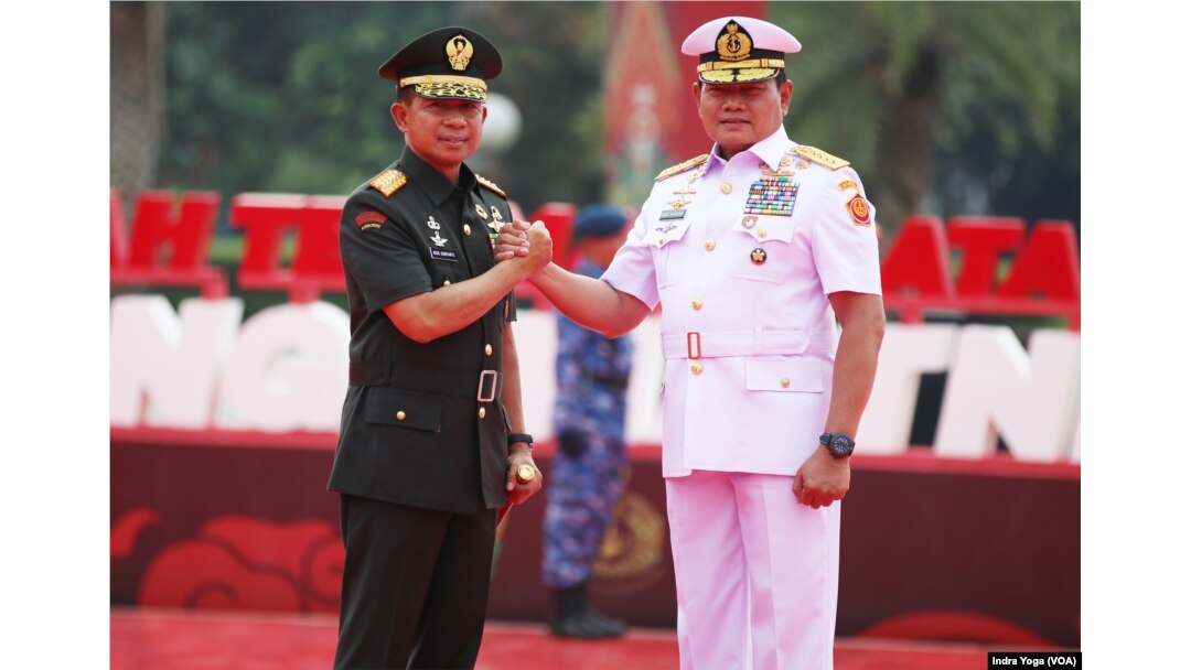 Panglima TNI Jenderal Agus Subianto mengatakan akan senantiasa melanjutkan program-program yang telah dijalankan oleh Panglima TNI sebelumnya. (Foto: VOA/Indra Yoga)