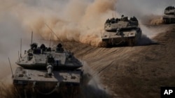 Tank-tank Israel menuju perbatasan Jalur Gaza di Israel selatan pada Jumat, 13 Oktober 2023. (Foto: AP/Ariel Schalit)