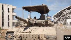 Cette photo diffusée par l'armée israélienne le 28 août 2024 montre un char de combat israélien lors d'opérations de destruction d'un tunnel dans le corridor central de Gaza par la 16e Brigade. (Photo de l'armée israélienne / AFP)