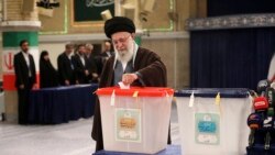 علی خامنه‌ای، رهبر ایران که رای دادن را یک مکلفیت دینی خوانده است،‌ نخستین فردی بود که در انتخابات روز جمعه رای داد.