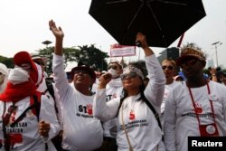 Petugas kesehatan ikut serta dalam protes menentang RUU Kesehatan yang baru di luar gedung DPR RI di Jakarta, 5 Juni 2023. (REUTERS/Ajeng Dinar Ulfiana)