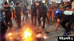 বিএনপি কর্মীরা সড়কে মশাল ফেলে আগুন জ্বালিয়ে যান চলাচলে প্রতিবন্ধকতা সৃষ্টি করে। ১৫ নভেম্বর, ২০২৩।
